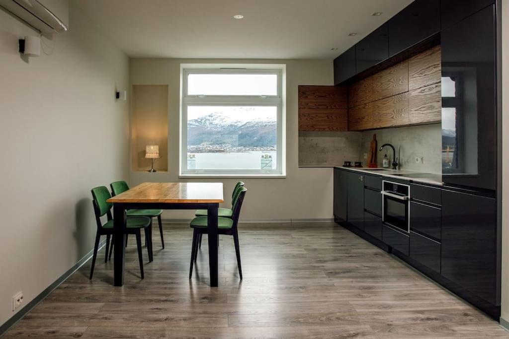 Fjord-view Apartment, 10 Min Walk To Centrum Apartment Alesund